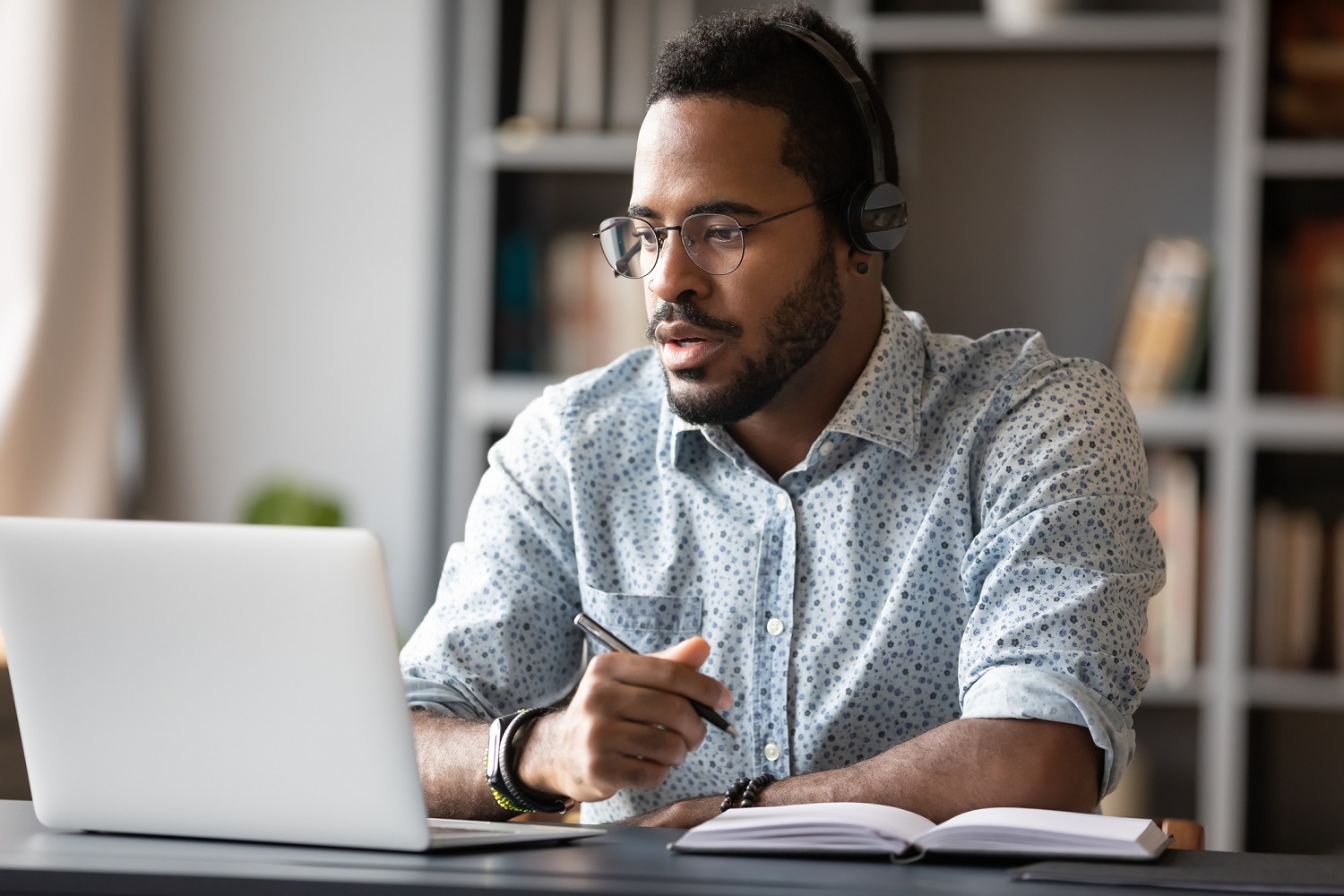 Should You Pay Employees Hourly or a Salary?